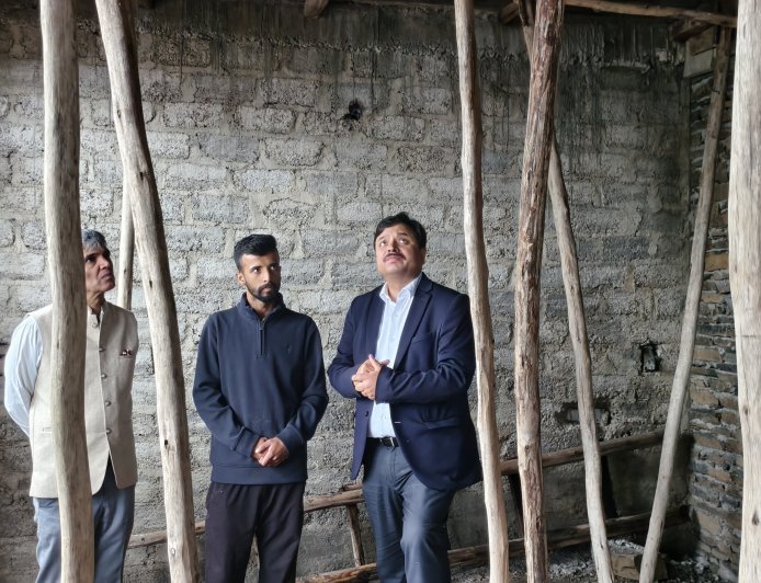 मुख्यमंत्री सुखाश्रय योजना से रोहित के सपनों को मिला आशियाना, उपायुक्त अनुपम कश्यप ने निर्माणाधीन घर का किया निरीक्षण