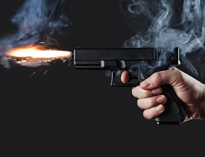 पति-पत्नी में विवाद, पिता ने बेटे पर चला दी गोली, बाल-बाल बची जान