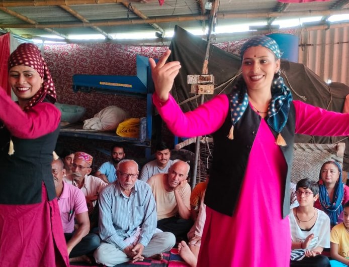 बनकलां और सतीवाला में बताई सरकार की योजनाएं, नशे के विरुद्ध भी किया जागरूक