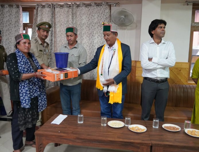 राजस्व मंत्री ने निगुलसरी विश्राम गृह सभागार में 45 बीपीएल परिवारों को इंडक्शन हीटर वितरित किए