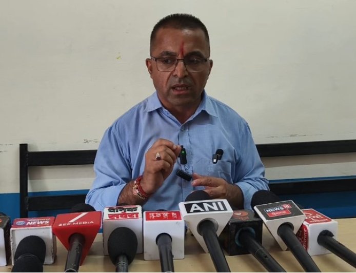प्रतिबंध के बावजूद सिरमौर में चल रही खनन गतिविधियां, नाहन में मीडिया से रूबरू हुए पर्यावरण विद् नाथूराम चौहान