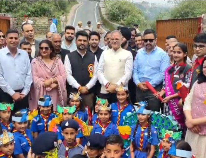 एक पेड़ मां के नाम' अभियान के तहत राज्यपाल और लोक निर्माण मंत्री ने किया पौधरोपण