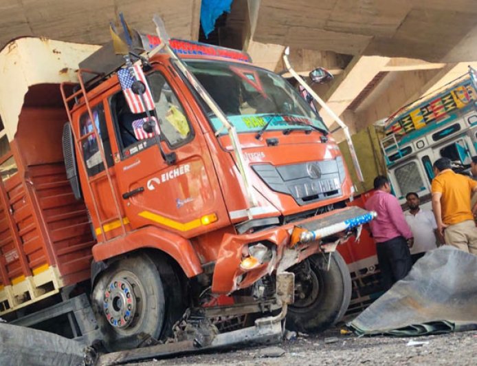 परवाणू सेब मंडी में भीषण हादसे में चालक घायल