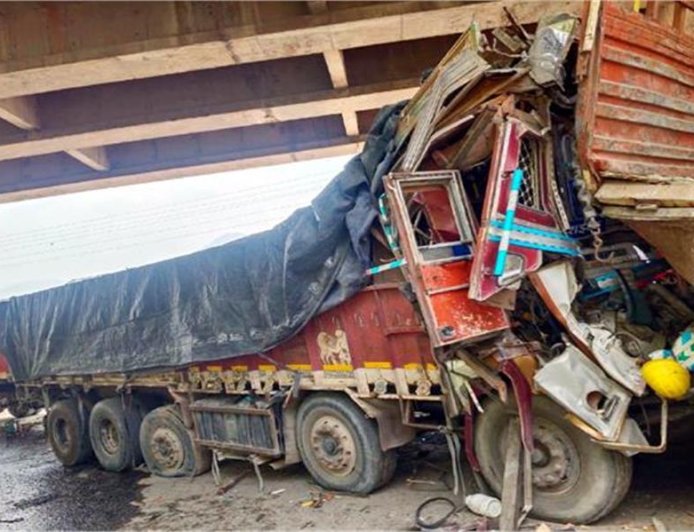 परवाणू सेब मंडी में बड़ा हादसा, 3 खड़े ट्रकों से जा भिड़ा बेकाबू ट्रक, उड़े परखच्चे