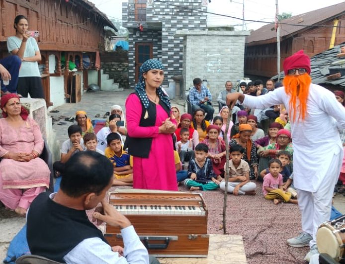 देबकू रा दुःखड़ा -नाटक से दी अनुसूचित जाति कल्याणार्थ योजनाओं की जानकारी