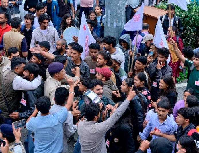 SFI की क्रमिक भूख हड़ताल के बीजेपी के लोगों के द्वारा एसएफआई के लोगों पर हमला