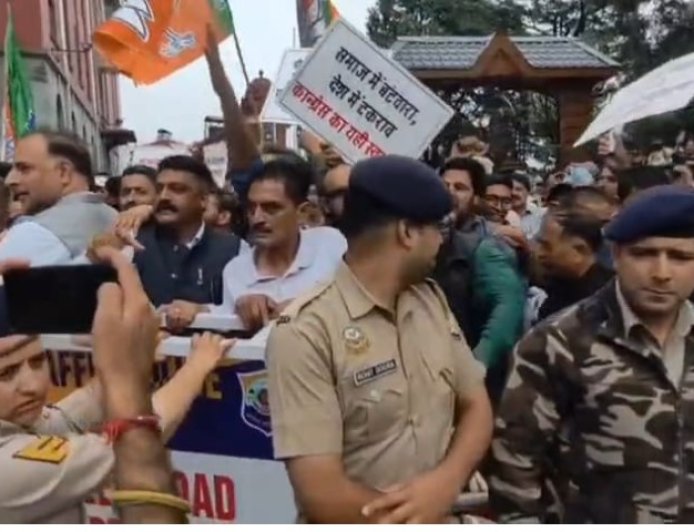 शिमला में कांग्रेस-भाजपा आमने-सामने, 1 घंटे तक चली नारेबाजी