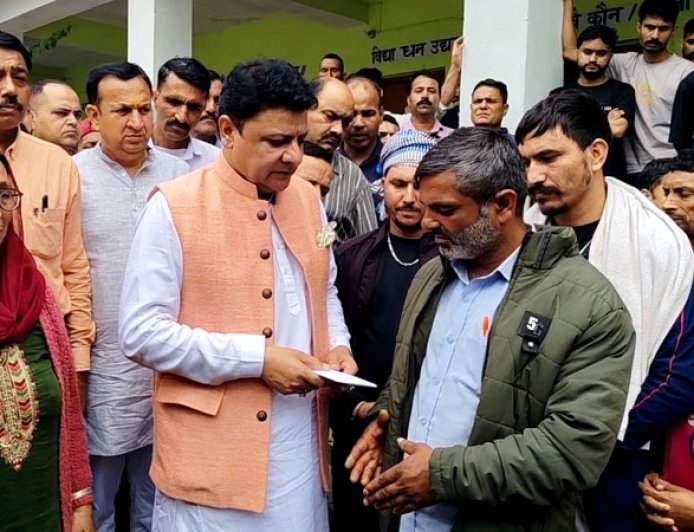 ग्राउंड जीरो पर MLA सुधीर शर्मा, बोह पहुंच बेघर परिवारों को दी 25-25 हजार की फौरी राहत
