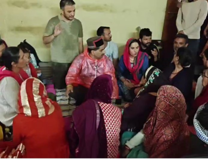 अपनों का दर्द बांटने आठ किलोमीटर पैदल चलकर ग्रांउंड जीरो पहुंचे केवल सिंह पठानिया