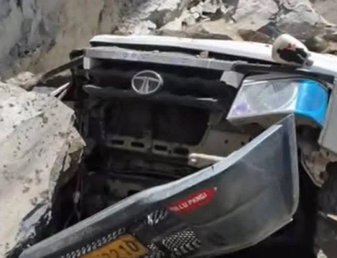 लाहौल में चलती गाड़ी पर गिरी चट्टान, 13 लोगों की दबकर मौत