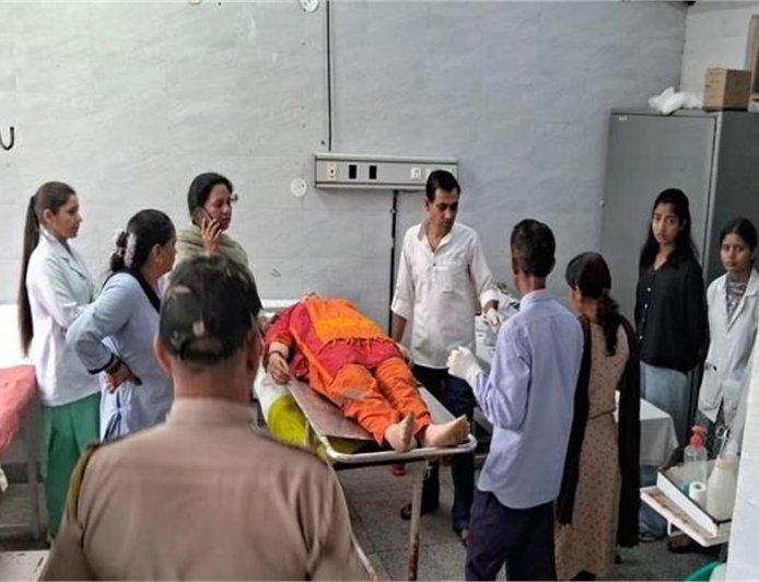 पानी पीने के लिए रुके परिवार पर अचानक गिरी चट्टान, 1 महिला की मौत 7 घायल