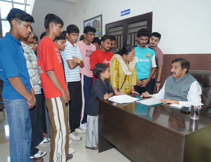 गोंदपुर बुल्ला स्थित व्यवसायिक प्रोत्साहन केंद्र में मुकेश अग्निहोत्री ने सुनीं जनसमस्याएं