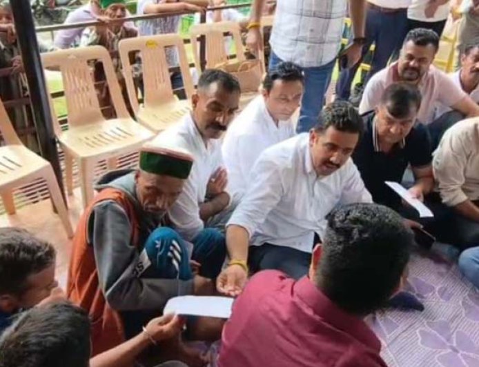 बोह के आपदा प्रभावितों से मिले मंत्री विक्रमादित्य सिंह, वीरभद्र सिंह फाउंडेशन से दी आर्थिक राहत