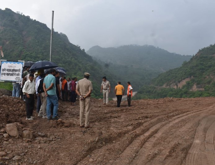 विधानसभा अध्यक्ष कुलदीप सिंह पठानिया ने किया भूस्खलन प्रभावित क्षेत्रों का दौरा