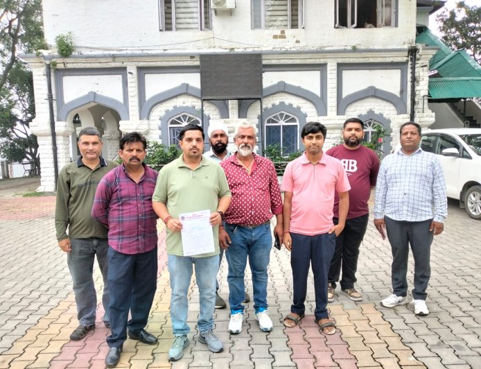 प्राइवेट गाड़ियों में अवैध टैक्सी संचालन पर कार्रवाई की मांग, टैक्सी मैक्सी ऑपरेटर सोसायटी ने उपायुक्त को सौंपा ज्ञापन