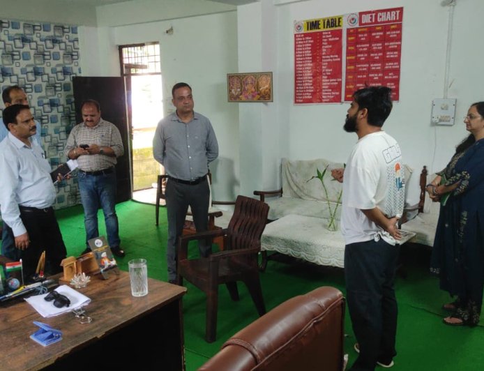 नरेश ठाकुर ने अधिकारियों के साथ किया नशा मुक्ति केंद्रों का निरीक्षण