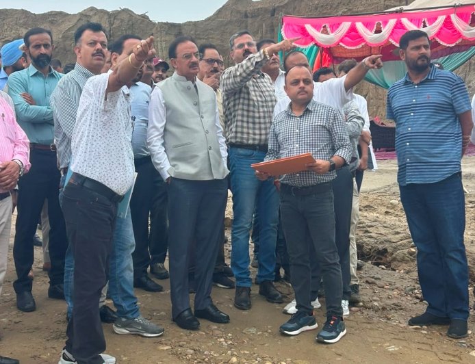 उद्योग मंत्री हर्षवर्धन चौहान ने ब्लक ड्रग पार्क परियोजना का किया निरीक्षण, समयबद्ध क्रियान्वयन पर दिया जोर 
