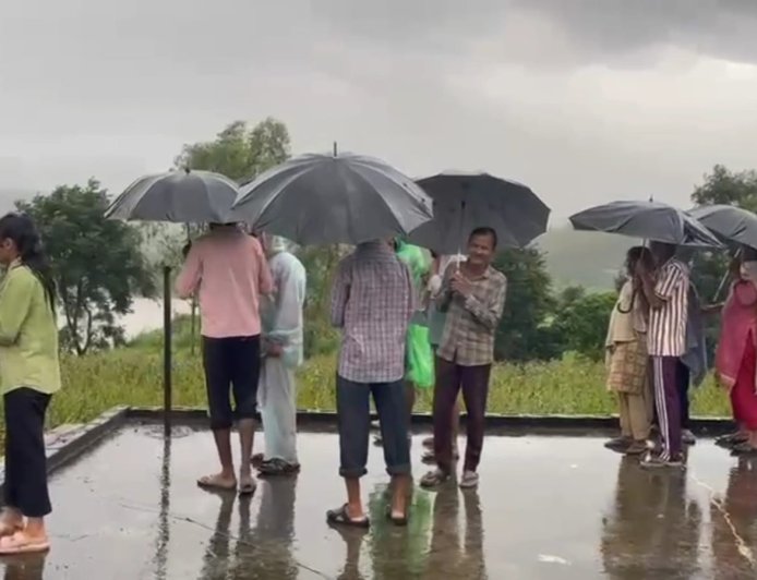भारी बरसात के चलते प्रशासन ने बांगरण से करीब एक दर्जन परिवारों को किया शिफ्ट