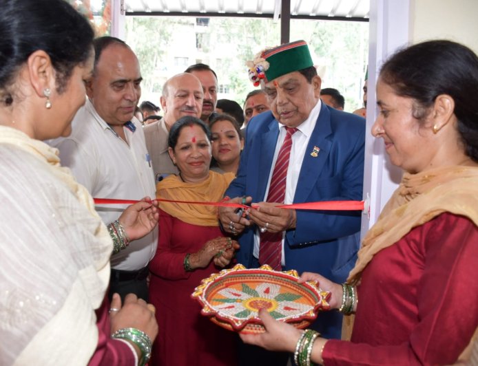 स्थानीय उत्पादों को मिलेगा नया मंच,  हिम ईरा दुकान का   डॉ. शांडिल ने  किया शुभारंभ