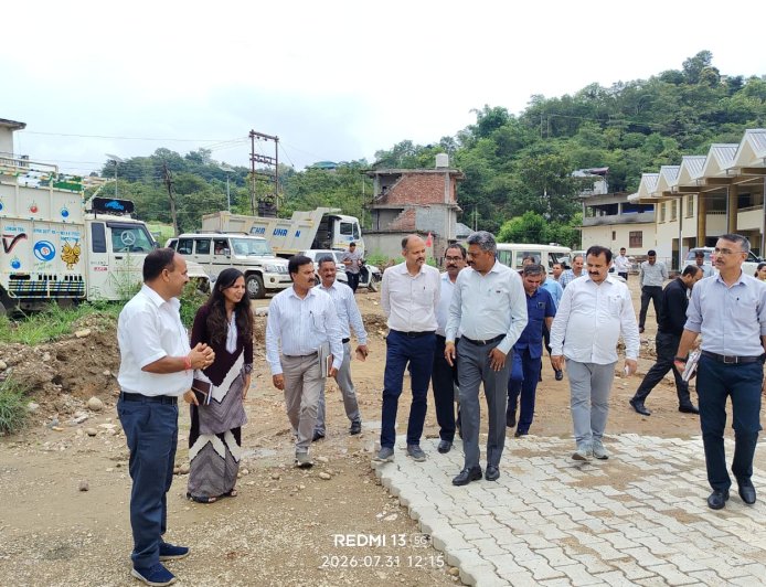 विधायक सुरेश कुमार ने सम्मू ताल और निर्माणाधीन बस स्टैंड का किया निरीक्षण