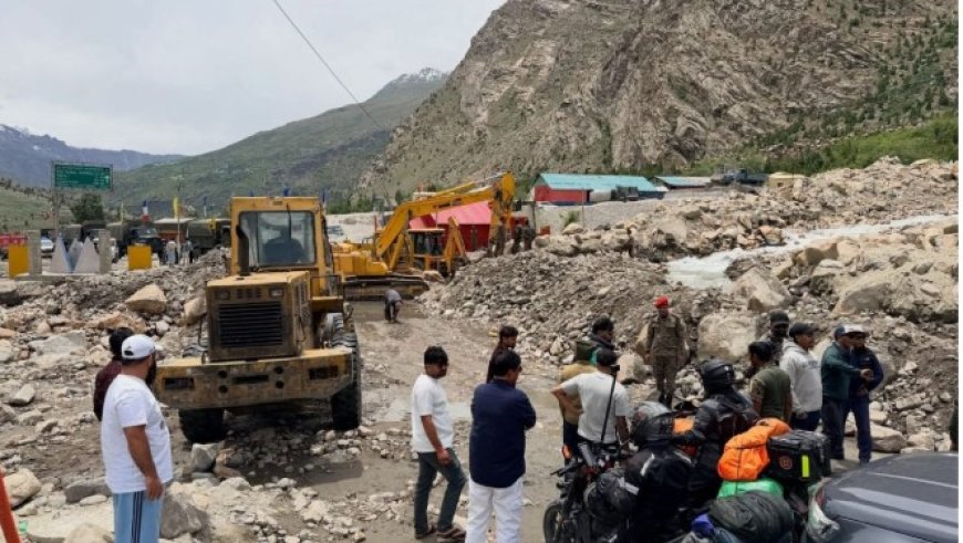 मानसून की पहली भारी बारिश से हिमाचल में तबाही, कई सड़कें बंद, बिजली-पानी व्यवस्था प्रभावित