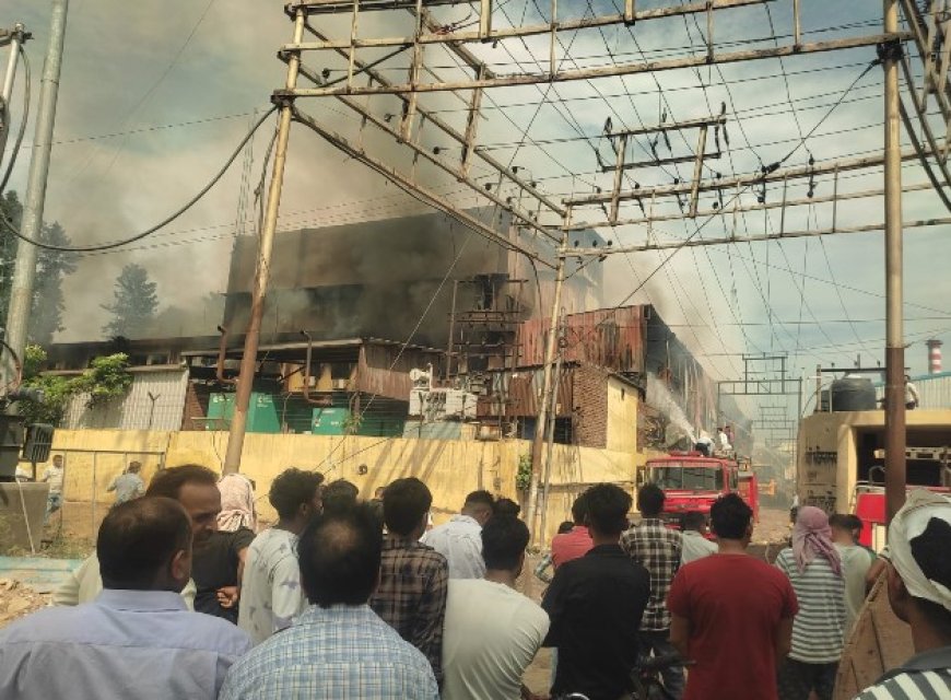 कालाअम्ब के गत्ता उद्योग में भीषण आग, करोड़ों के नुकसान की आशंका