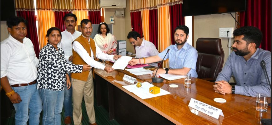 मंडी जिला परिषद अध्यक्ष एवं उपाध्यक्ष का निर्वाचन संपन्न, उपायुक्त ने दिलाई शपथ