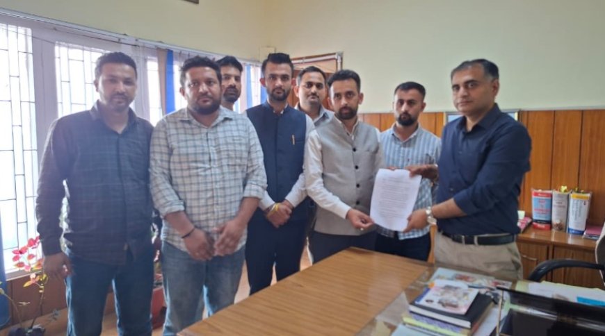 सेब सीजन से पहले सड़कें दुरुस्त करे प्रशासन, पिछली बार की लापरवाही दोहराई गई तो बागवानों को होगा भारी नुकसान : अतुल शर्मा