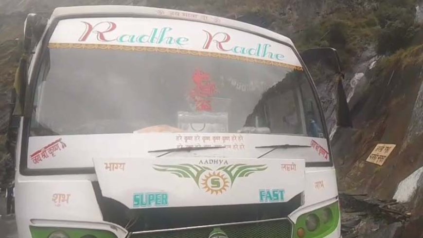 चंबा-भरमौर NH पर बस पर पत्थर गिरने से एक यात्री की मौत, चार गंभीर घायल