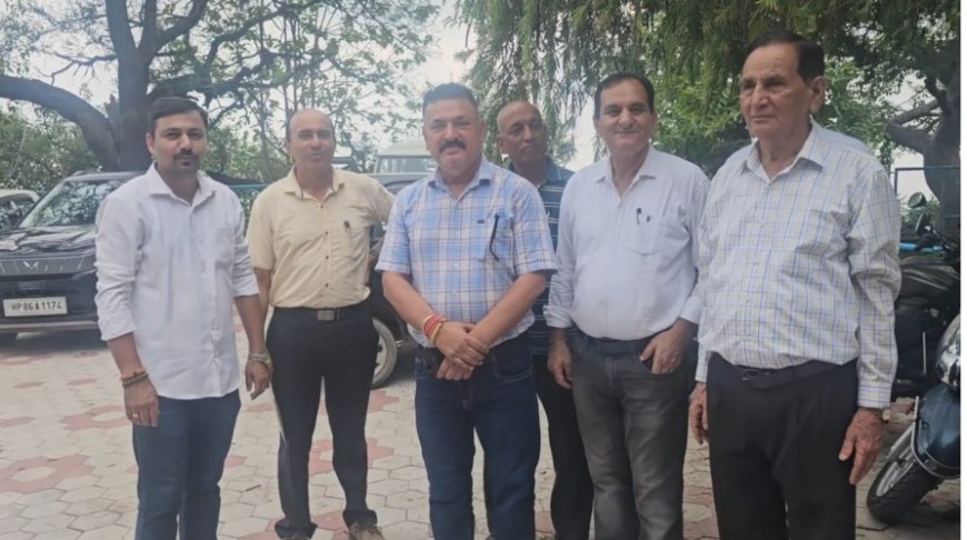 नाहन में कई स्थानों पर पेयजल समस्या से जूझ रहे लोग, पार्षद की अगुवाई में विभागीय अधिकारियों से की मुलाकात