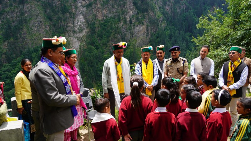 राजस्व मंत्री ने सांगला घाटी की ग्राम पंचायत शौंग का किया दौरा