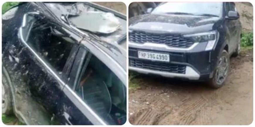 दर्शन कर लौट रहे श्रद्धालुओं के साथ बड़ा हादसा, चलती कार पर पहाड़ी से गिरी चट्टान...14 वर्षीय बच्ची की मौत
