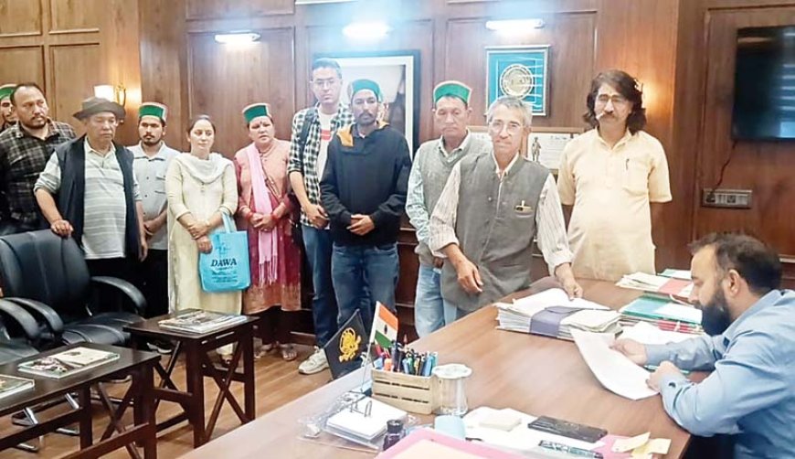 देवी-देवताओं के आदेश दरकिनार, किन्नर कैलाश बेखौफ जा रहे लोग, 16 गांवों के कारदारों ने उपायुक्त को सौंपा ज्ञापन