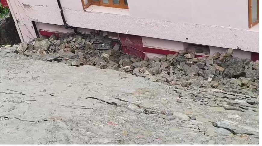 नाहन में डंगा ढहने मकानों पर गिरा मलबा, प्रशासन ने लोगों को किया रेस्क्यू, मौके पर पहुंचे डीसी विधायक और एसडीएम
