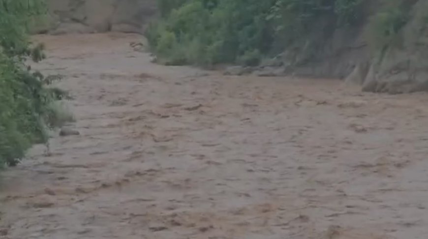सिरमौर जिला में बारिश से करीब 8 करोड रुपए का नुकसान, जिला में बंद हुई 73 सड़कों मे से 43 सड़कों की बहाली