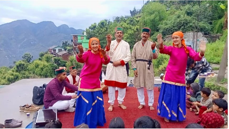 गीत व नाटक से बताई सरकार की योजनाएं, नशे के विरुद्ध भी किया जागरूक