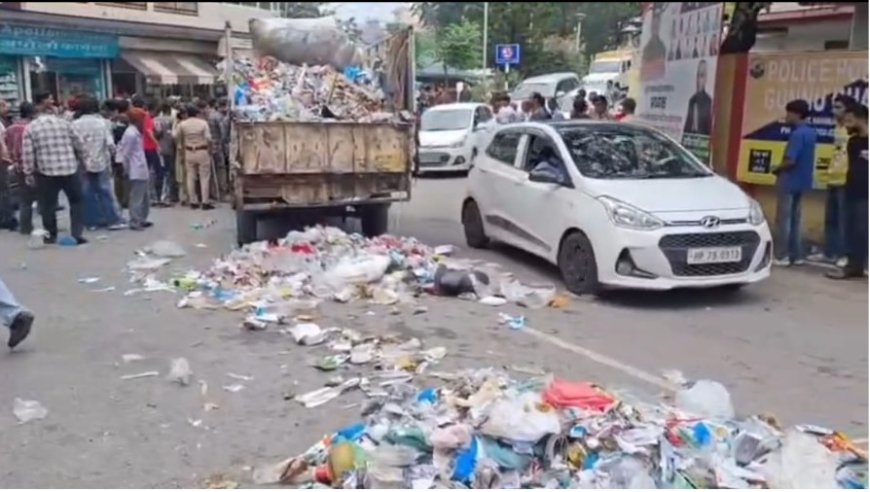 सब्जी विक्रेता और सफाई कर्मी के बीच मारपीट मामले ने पकड़ा तूल, सफाई कर्मचारियों ने चौकी के बाहर सड़क पर फेंका कूड़ा