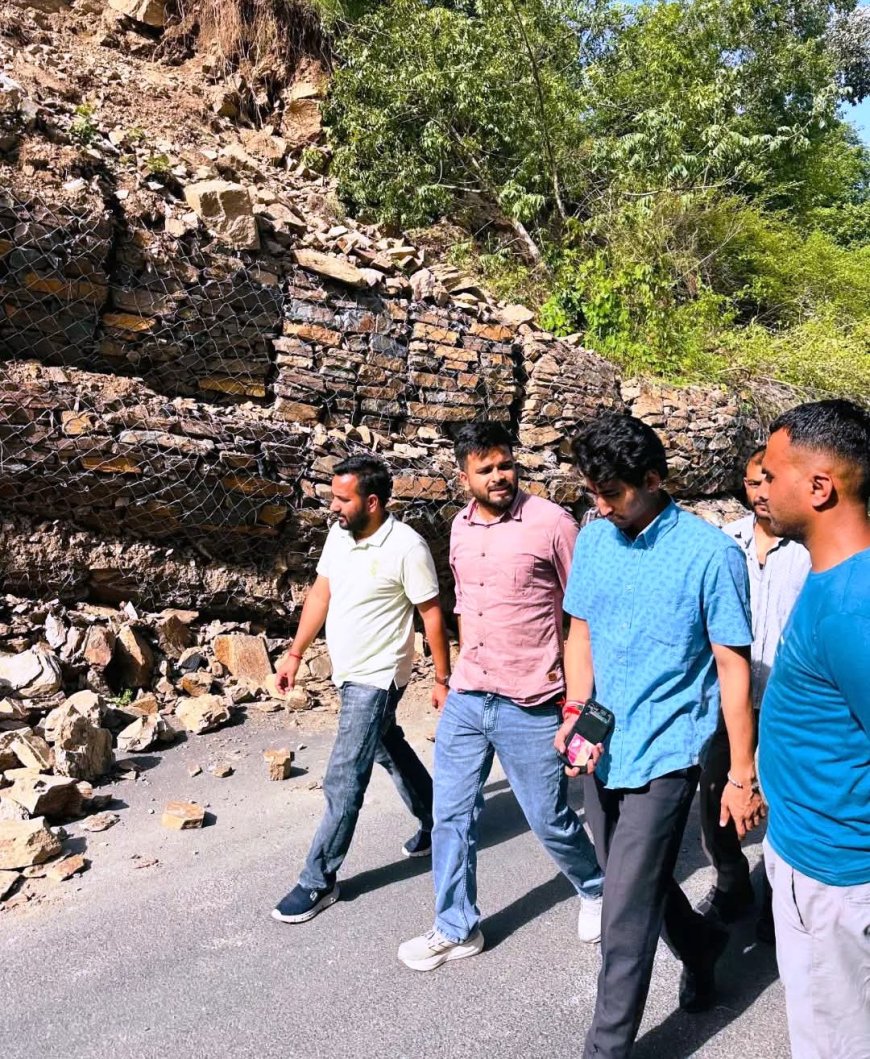 फनेवटी में भूस्खलन से डंगा गिरने से  मकान पर मंडराया खतरा, जिप सदस्य खुश विक्रम सेन ने लिया मौके का जायजा