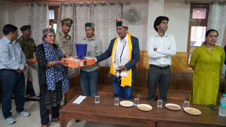 राजस्व मंत्री ने निगुलसरी विश्राम गृह सभागार में 45 बीपीएल परिवारों को इंडक्शन हीटर वितरित किए