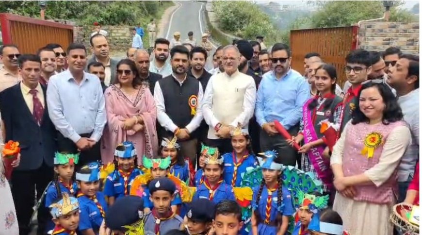 एक पेड़ मां के नाम' अभियान के तहत राज्यपाल और लोक निर्माण मंत्री ने किया पौधरोपण