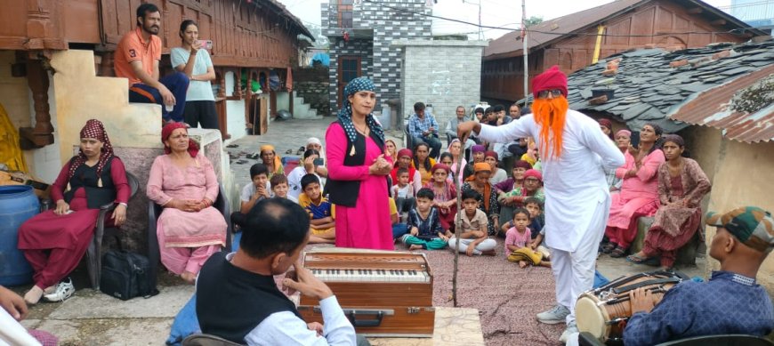 देबकू रा दुःखड़ा -नाटक से दी अनुसूचित जाति कल्याणार्थ योजनाओं की जानकारी