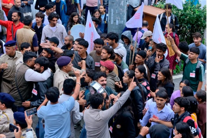 SFI की क्रमिक भूख हड़ताल के बीजेपी के लोगों के द्वारा एसएफआई के लोगों पर हमला
