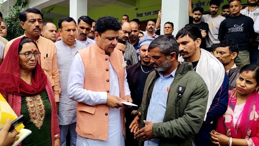 ग्राउंड जीरो पर MLA सुधीर शर्मा, बोह पहुंच बेघर परिवारों को दी 25-25 हजार की फौरी राहत