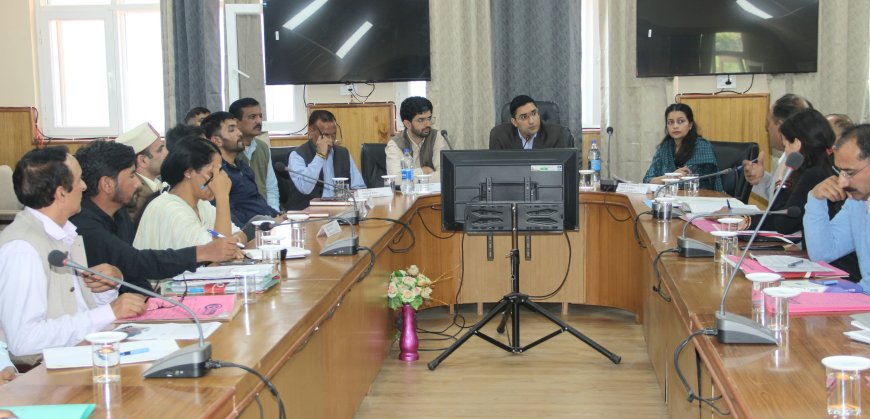 उपायुक्त चंबा ने पांगी में विभागाध्यक्षों के साथ की समीक्षा बैठक