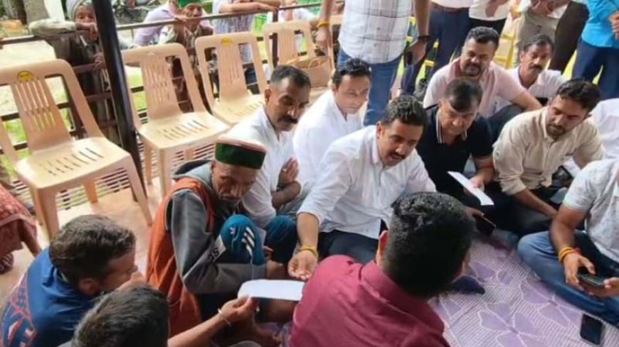 बोह के आपदा प्रभावितों से मिले मंत्री विक्रमादित्य सिंह, वीरभद्र सिंह फाउंडेशन से दी आर्थिक राहत