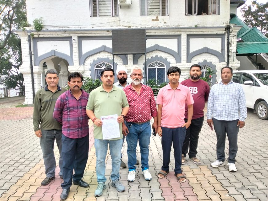 प्राइवेट गाड़ियों में अवैध टैक्सी संचालन पर कार्रवाई की मांग, टैक्सी मैक्सी ऑपरेटर सोसायटी ने उपायुक्त को सौंपा ज्ञापन