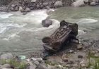 मनालसू नाले में गिरी गाड़ी, दो युवकों की मौत, तीन अस्पताल में भर्ती