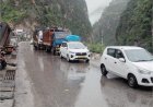 मंडी-कुल्लू हाईवे पर पत्थर गिरने से यातायात बाधित, वाहनों की लगी लंबी कतारें