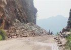 पहाड़ी से गिरा मलबा, कीरतपुर-मनाली फोरलेन यातायात के लिए बंद