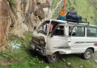 चंबा के भरमौर में  ब्रेक फेल होने पर चालक ने पहाड़ी से टकराई वैन, 2 लोग गंभीर घायल